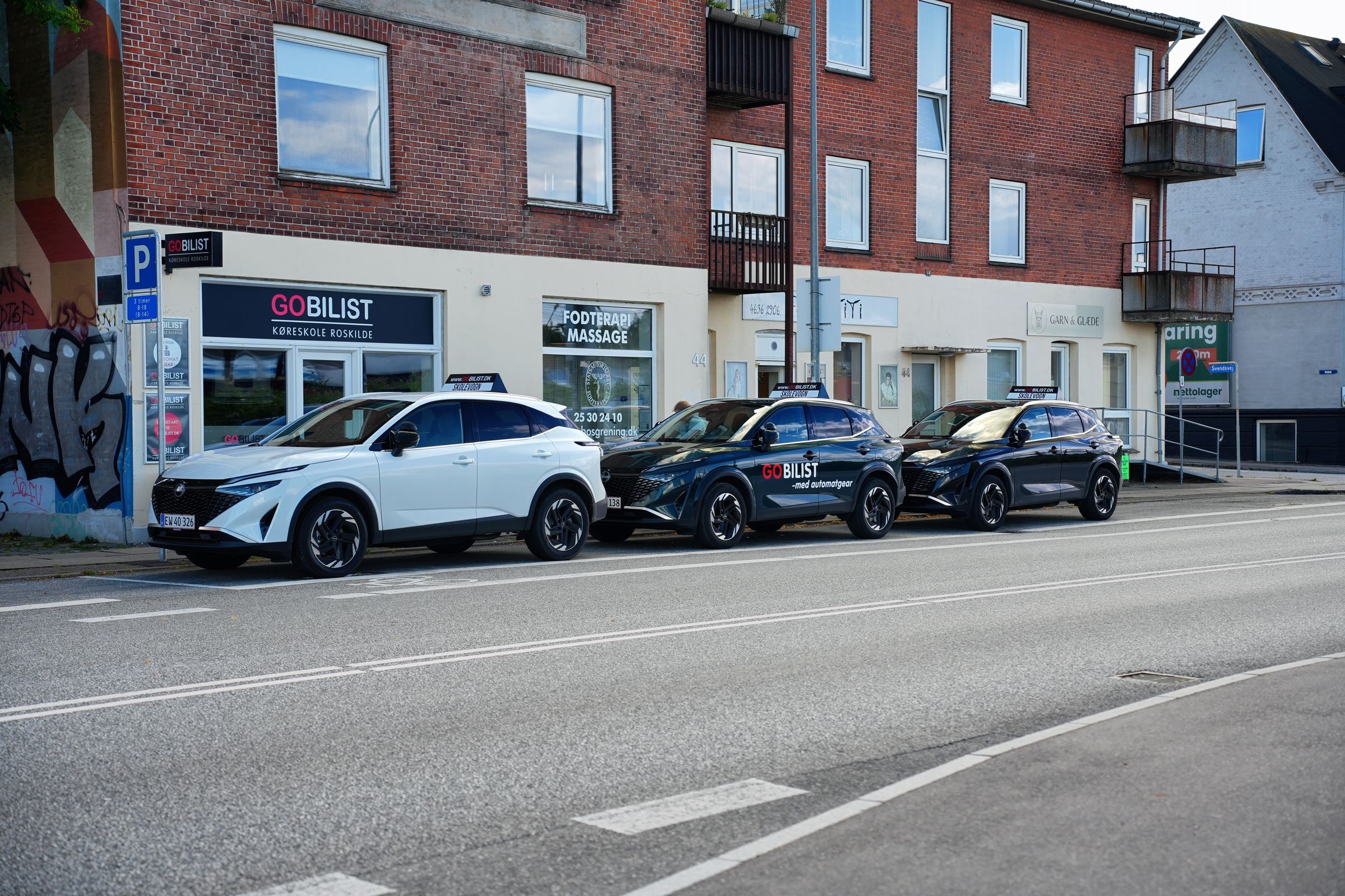 GOBILIST køreskole på Køgevej 44 i Roskilde med skolevogne parkeret foran
